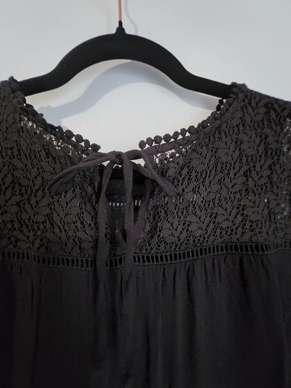 Daniel Rainn Black Lace Pintuck Blouse Womens M Rayon Boho Crochet Cap Sleeve